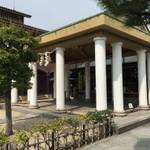 八幡 ギリシャ風の拝殿が珍しい!日本に唯一の「飛行神社」に行ってきた【珍スポット】