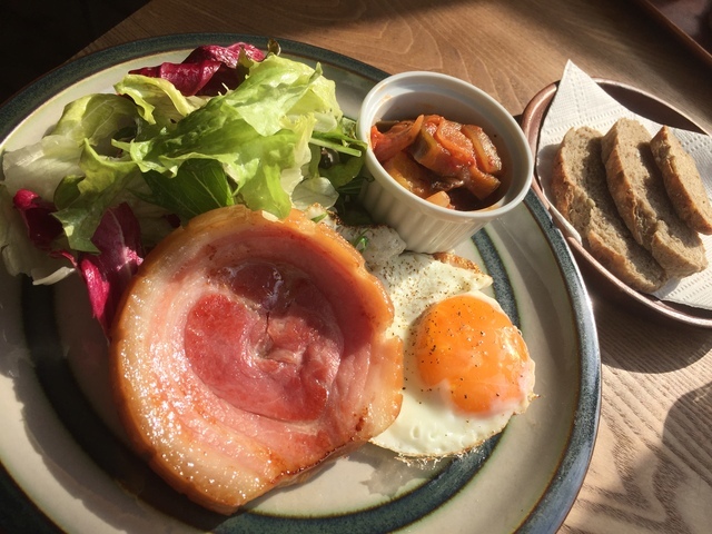 大徳寺徒歩圏内の絶品モーニング 円い自家製ベーコンは食べるべき カフェの域を超えた ウルクス Kyotopi キョウトピ 京都 観光情報 旅行 グルメ