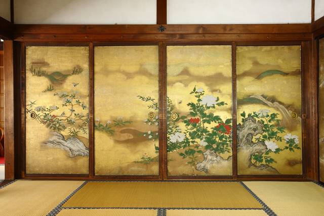 【霊鑑寺】金色の障壁画と緑豊かな庭園　特別公開の楽しみ方