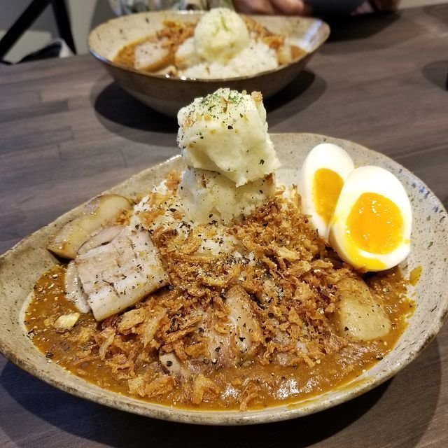 燻製香とカレーの香りがミックス「燻製カレー 京都円町店」がオープン！