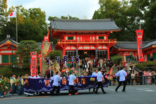 【八坂神社】活気があり華やか、商売繁盛の祈願『えびす船巡行』