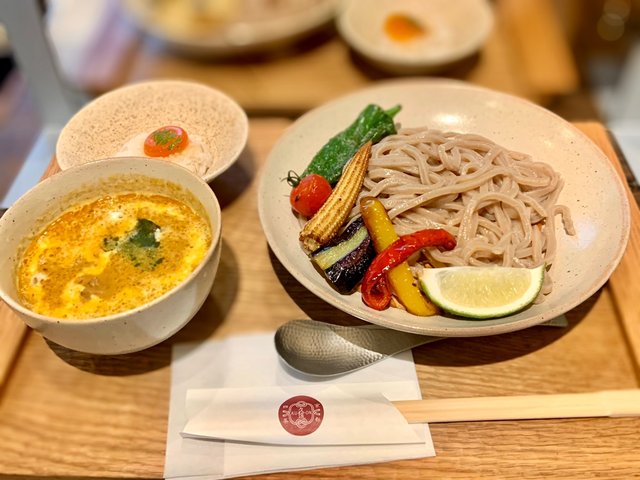 一口で3段階の味が！夏野菜のタイ風キーマつけうどん「京都四条 くをん