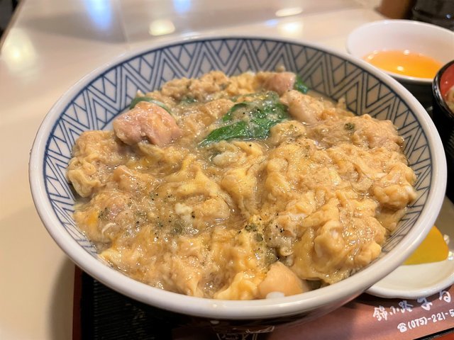 京の台所”錦市場”の老舗食堂で一番人気の『親子丼』を「まるき」【京都】