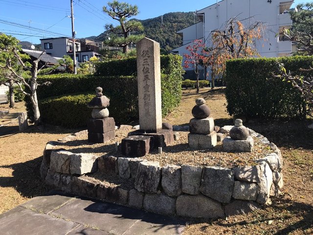 京都ツウ】伏見の団地にある『平家物語』にも登場のイケメン武将の墓