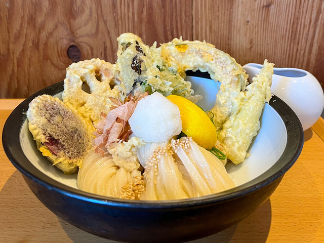 ミシュラン掲載の人気うどん店 もちもちコシ強自家製麺とこだわり天然