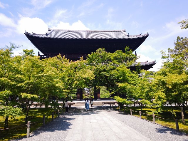 南禅寺三門から五右衛門気分で「絶景かな！」新緑の伽藍と水路閣
