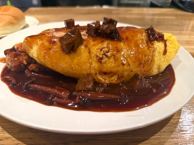 京都ランチ】ゴロゴロ牛タンオムライスが1,100円！錦市場近くの