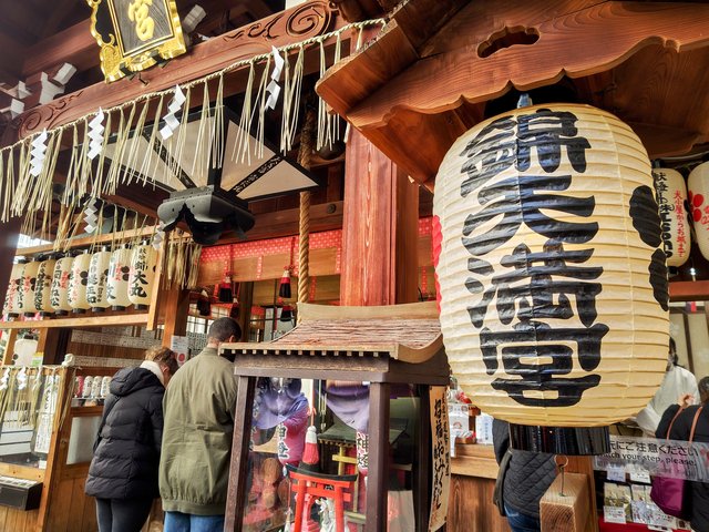 壁にめり込む石鳥居も必見！新京極の天神さん「錦天満宮」 - Kyotopi