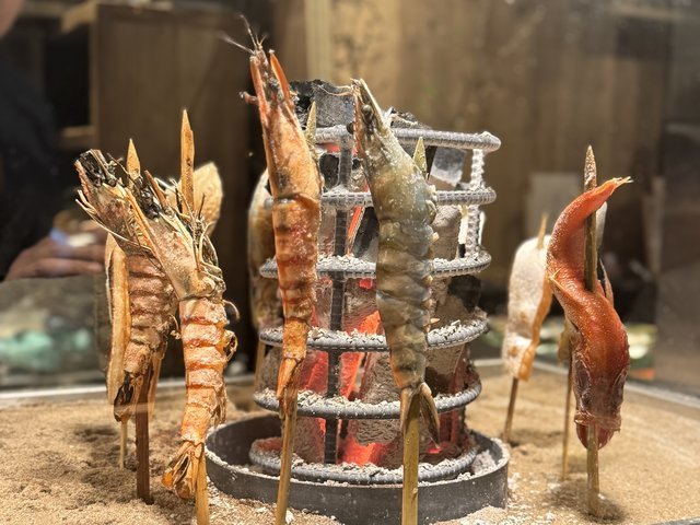 京都新店】囲炉裏でじっくり焼く魚介が最高！錦市場近くにオープン「鮨