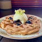 【京都喫茶】アンティーク空間で味わうアメリカンワッフル『ANEMOS』
