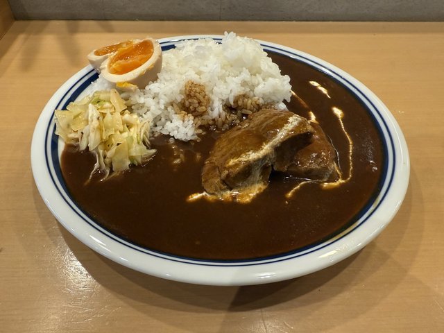 京都に“塊肉の欧風カレー”が誕生！比良の人気店が伏見桃山に「956