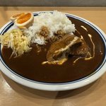 京都に“塊肉の欧風カレー”が爆誕！比良の人気店が伏見桃山に「956」