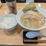 意外なところに美味しいラーメン屋さんが！「メンヤダモンデ」【阪急水無瀬】