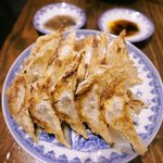 四条大宮にたたずむ餃子推しの人気酒場!ツボをおさせたアテも揃う「餃子 酒食堂 燦」