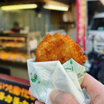 【京都淀ソウルフード】商店街名物揚げたてコロッケ破格50円！競馬場スグの人気店「翼虎」