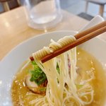 【京都・金閣寺】最後の一滴までウマい！カフェのような空間で味わう「極上鶏白湯」に感動