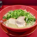 京都でも屈指の濃厚こってりラーメン　伏見で愛され続ける高架下の名店「ラーメン大中」