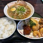 【京都ランチ】980円でこんなに？満腹必至セットが嬉しい！京大前「ラーメン麺丸」