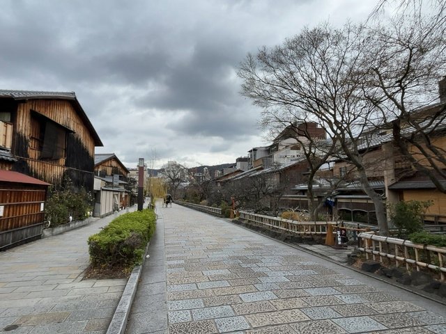 【京都2026】想像以上に空いている祇園の冬風景☆白川巽橋～花見小路～八坂神社～行列店の画像
