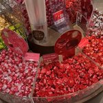 【京都駅】なめらかな口どけのチョコで世界を魅了　量り売り可「リンツ コトチカ京都店」