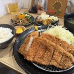 【京都ランチ】とんかつ＋お惣菜食べ放題で1500円！人情味あふれる町の名店「ひまわり」