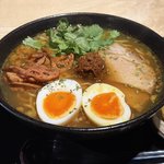 【京都ランチ】隠れ家酒場で沼るスパイスラーメン！セット炙り鯖寿司も絶品「食堂 樋渡」