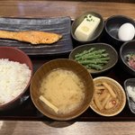 【京都新店】ビール160円、ねぎとろ90円！炭焼き干物定食は朝6時から「しんぱち食堂」