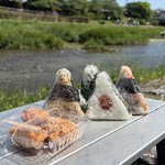 【京都】初夏の昼下がり、鴨川ピクニックのお供『お米自慢 おにぎり屋さん』