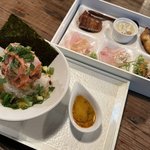 【京都】海鮮尽くしの名物ランチ2000円！烏丸の人気海鮮居酒屋が営業再開「雑魚や」