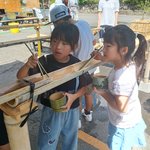 【京都・大原野】「うわー、取れた！」竹の器と自分で削ったお箸で流しそうめん