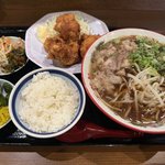 【京都ラーメン】唐揚げ定食1080円で惣菜も取り放題！お得すぎる町の人気店「アサヒ製麺」