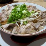 【京都】住宅街で発見、鉢一面チャーシューのラーメン！自家製麺が光る醤油豚骨「豚やどっ」