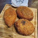 京都初出店、行列ができるカレーパン専門店！具だくさんで限定もあり「ガラムとマサラ」