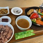 【京都】老舗和菓子手掛ける赤飯付きボリューミー野菜ランチ☆フルーツパフェも人気「伊藤軒」