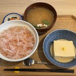 【京都朝ごはん】老舗だし屋で味わう、削りたて鰹節とだしの贅沢朝定食「うね乃」