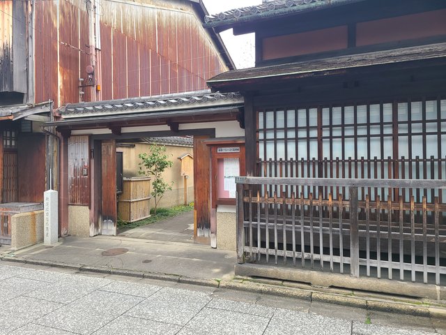 揚屋建築の遺構を残す「角屋」