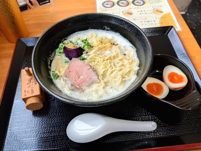 白雪のような鶏白湯スープと、選び抜かれた麺