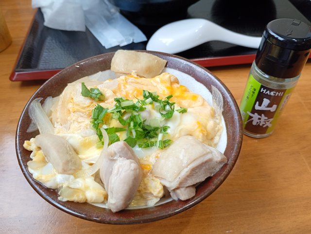 ミニ親子丼や唐揚げ、餃子なども