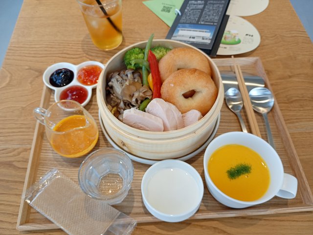ベーグルと蒸し鶏を合わせた"せいろランチ