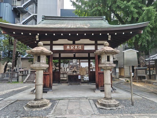 信長公御廟所と拝殿(手前の建物)