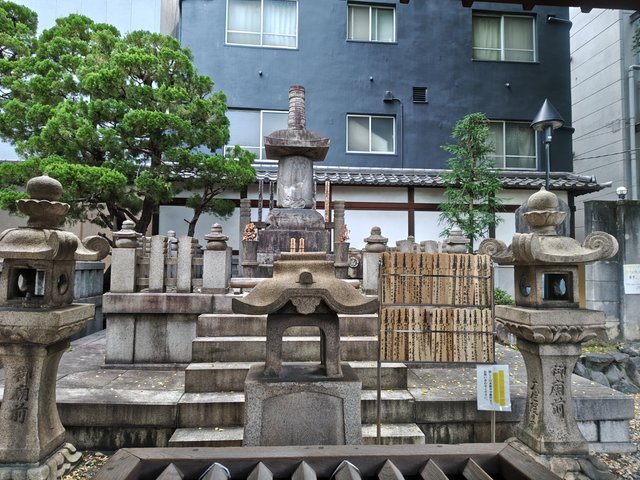 信長供養塔